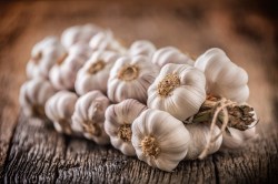 20230523194349_[fpdl.in]_garlic-garlic-bulbs-fresh-garlic-rustic-oak-table_341862-4090_large